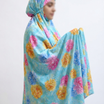 چادر نماز کیسه‌ای مقنعه‌دار طرح “باغ فیروزه‌ای”