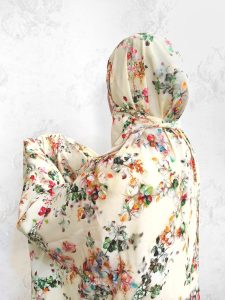 خانم در حال نماز با چادر کودری گلدار نخی.